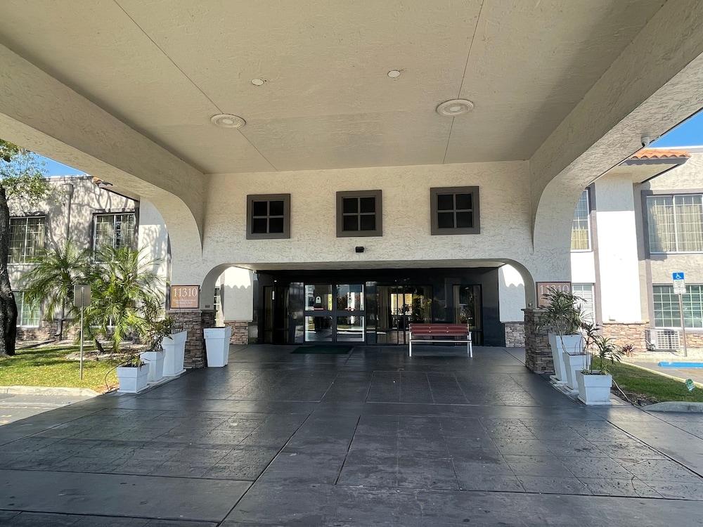 Red Roof Inn Plus & Suites Tampa Extérieur photo