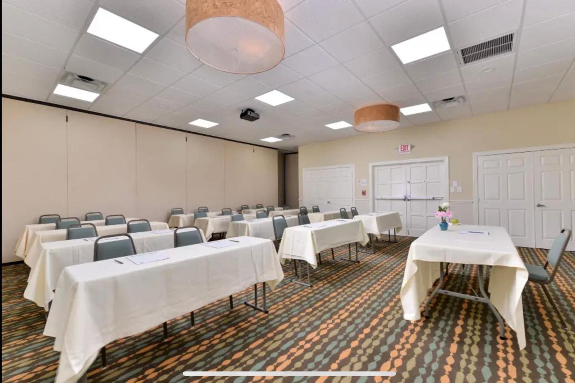 Red Roof Inn Plus & Suites Tampa Extérieur photo