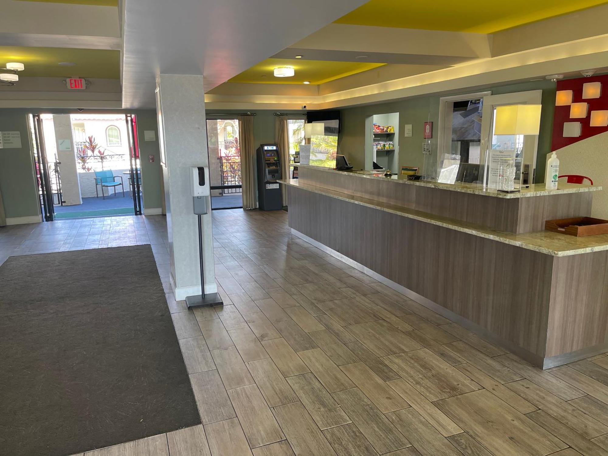 Red Roof Inn Plus & Suites Tampa Extérieur photo